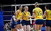 Jogadoras brasileiras comemoram em quadra durante jogo de vôlei feminino contra a Ucrânia.