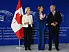 Ursula von der Leyen (venstre) og Mark Carney (høyre) står foran Canadas flagg og EU-symboler på en konferansescene.
